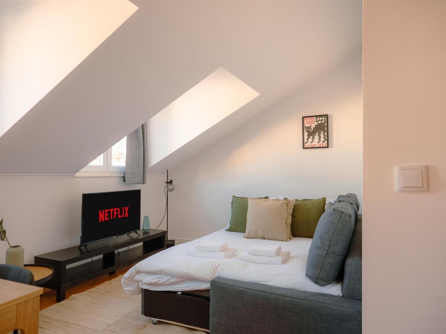 Stylish 2br Castle View - | By Airnest Apartment *
